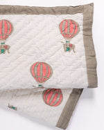 Bild in den Galerie-Viewer laden, Gesteppte Kinder Tagesdecke mit Ballon - Design - Klüngelkram Indian Affairs
