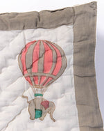Bild in den Galerie-Viewer laden, Gesteppte Kinder Tagesdecke mit Ballon - Design - Klüngelkram Indian Affairs