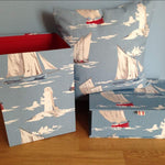 Bild in den Galerie-Viewer laden, Kollektion „Segelboot“ - bestehend aus Papierkorb, Kiste und Kissen - Klüngelkram Allesklarschiff