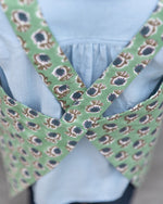 Bild in den Galerie-Viewer laden, Unisex Crossback Schürze für Kinder - Klüngelkram Indian Affairs