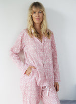 Bild in den Galerie-Viewer laden, Damen Pyjama rosa Blumenmuster
