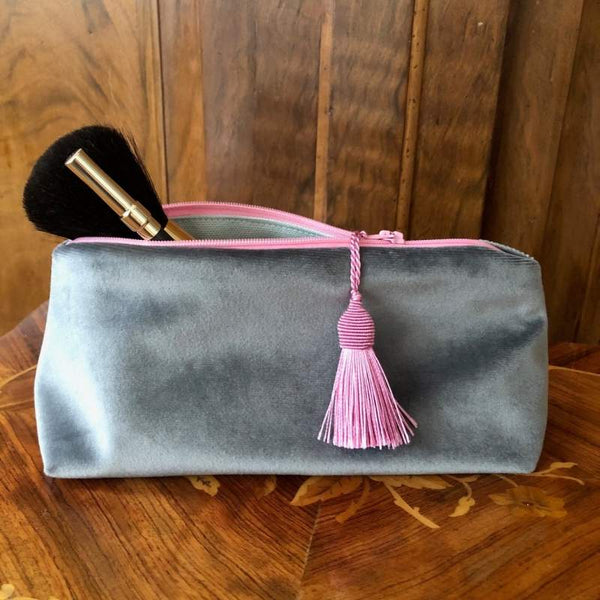 Kosmetiktasche, Samt grau mit Quaste - Klüngelkram Rines Welt
