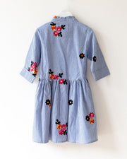 Mädchenkleid blau bestickte Blüten - Klüngelkram Indian Affairs