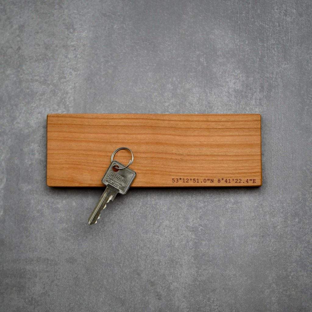 magnetisches Schlüsselbrett aus Holz mit Gravur